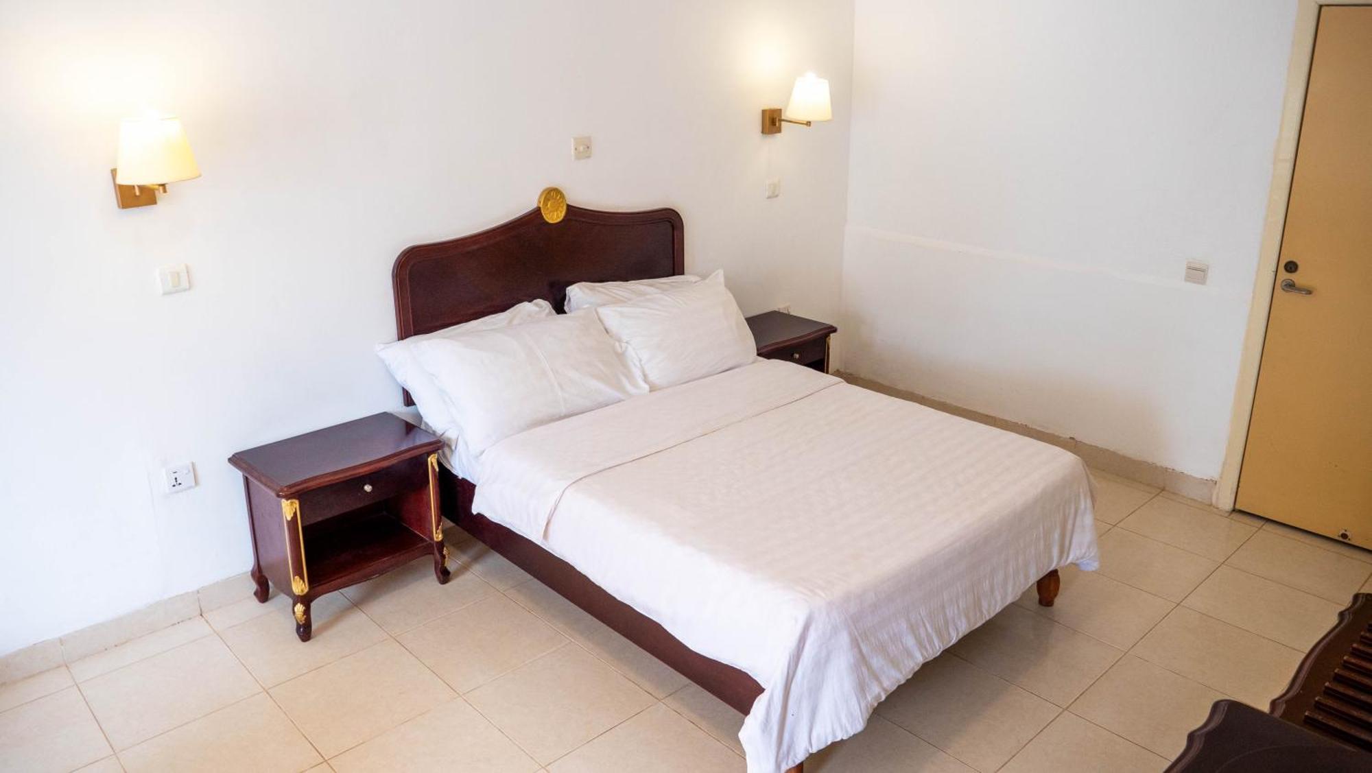 Cape Point Hotel Bakau Exterior foto