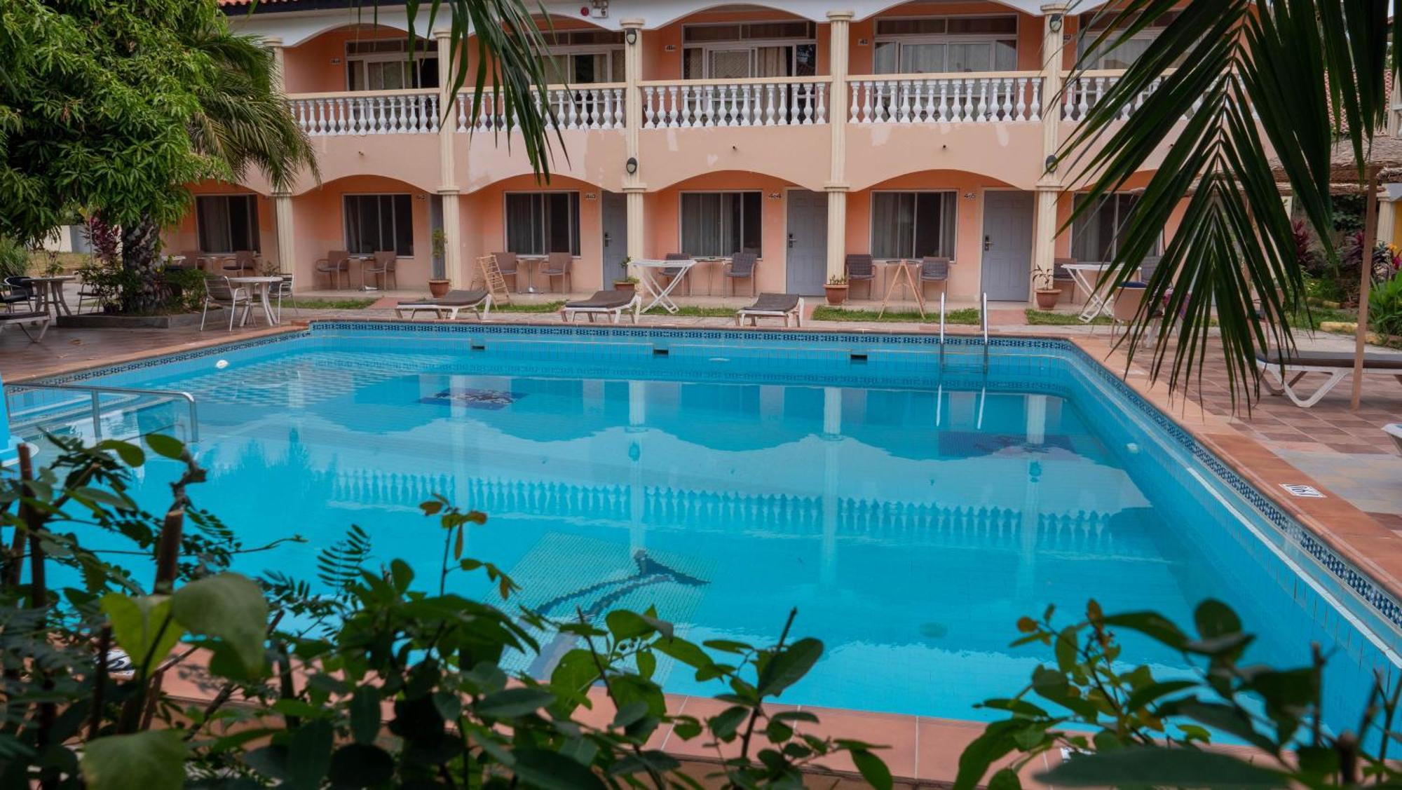 Cape Point Hotel Bakau Exterior foto