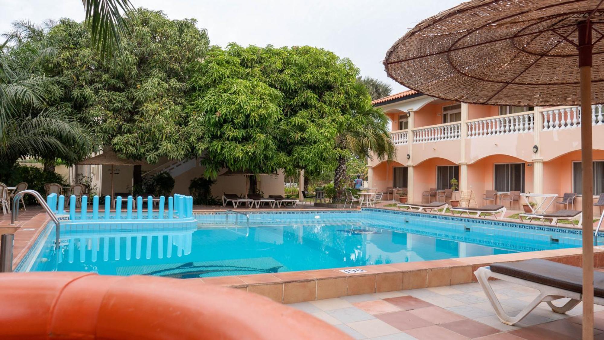 Cape Point Hotel Bakau Exterior foto