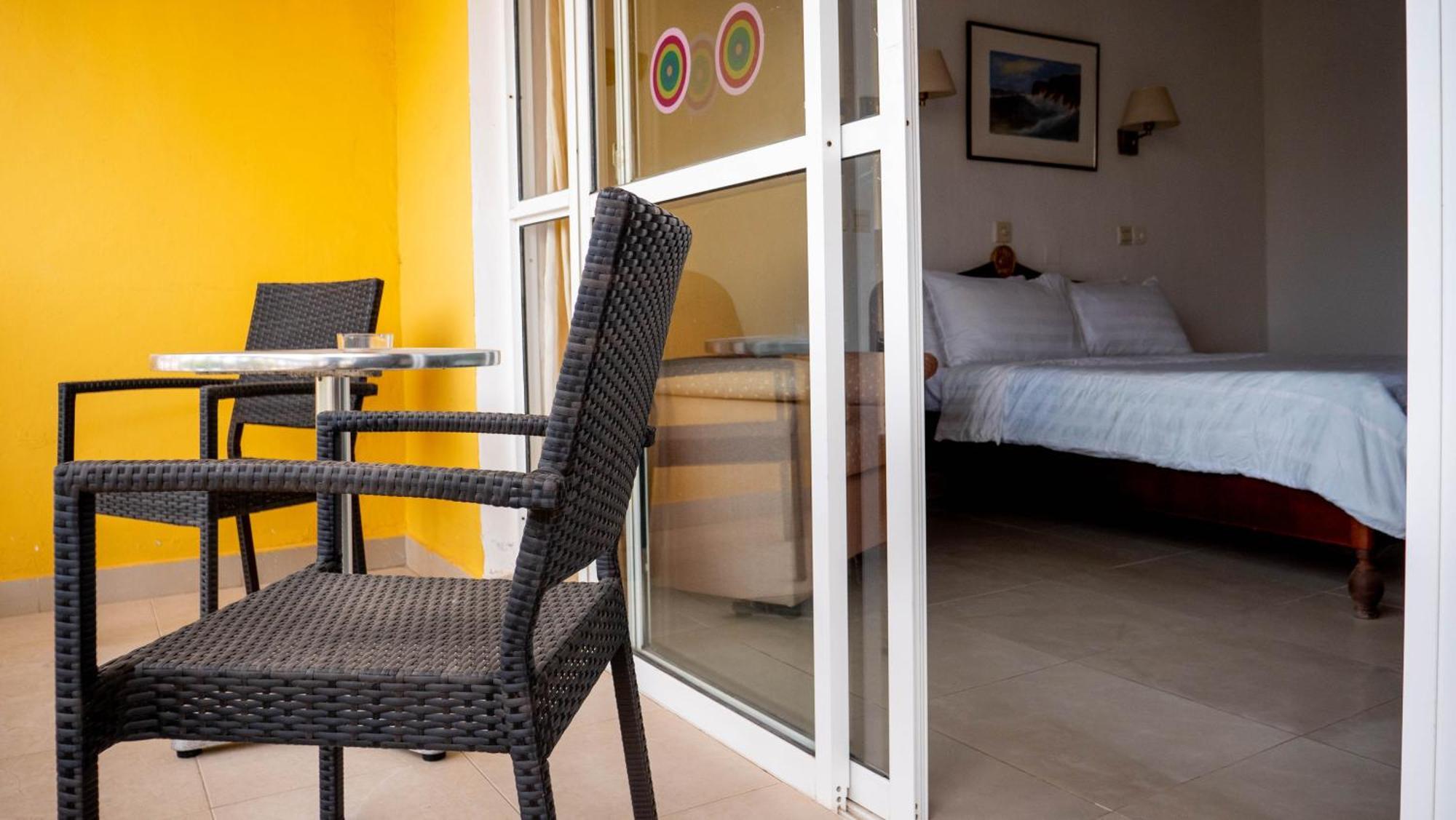 Cape Point Hotel Bakau Exterior foto